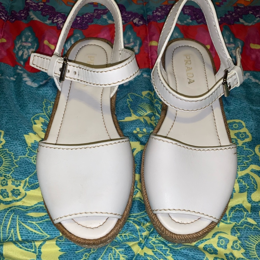 Prada leather sandals 🤍